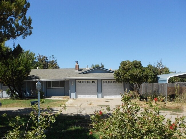 Primary Photo - 2 bedroom 1 1/2 bath house located in Yuba...