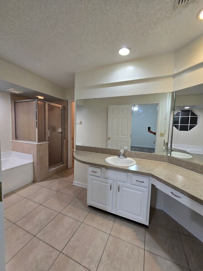 Building Photo - 3 Bedroom 2 Bath at Chimney Lakes