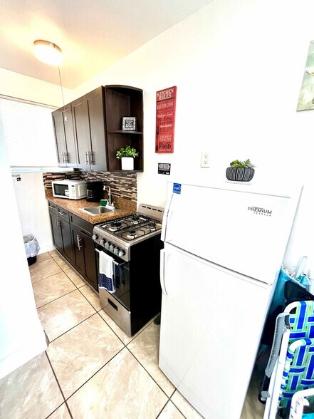 Building Photo - 338 Van Buren St