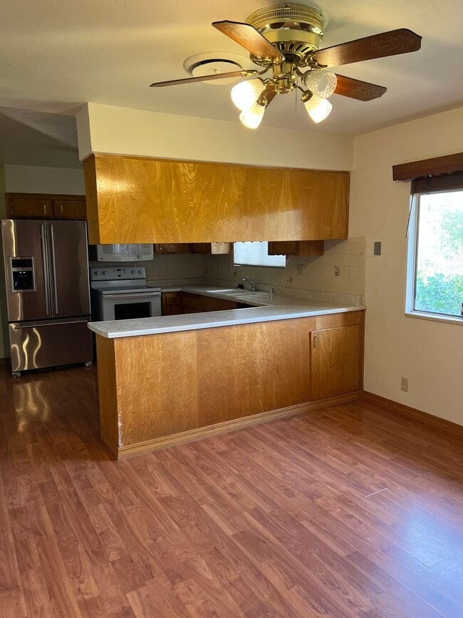 Building Photo - 9866 Hillview Dr