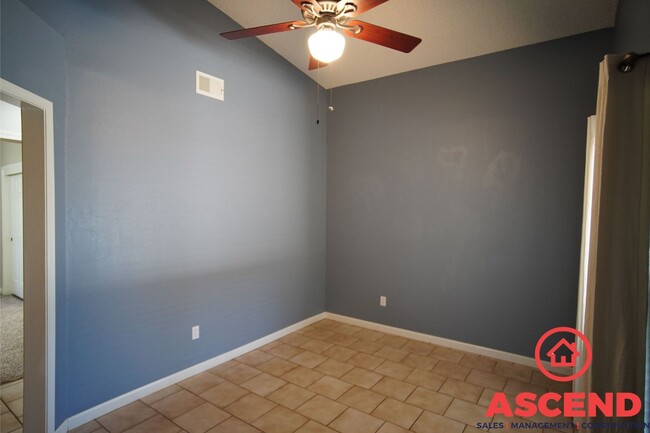 Building Photo - Cozy Home Located In Oildale!