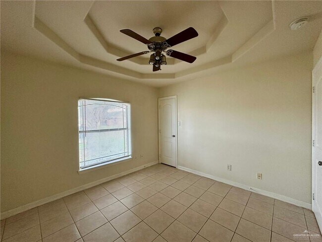 Building Photo - 15 S Dahlia St