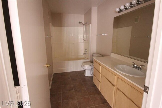 Building Photo - 2 Bedroom Condo w/ 1 CAR GARAGE