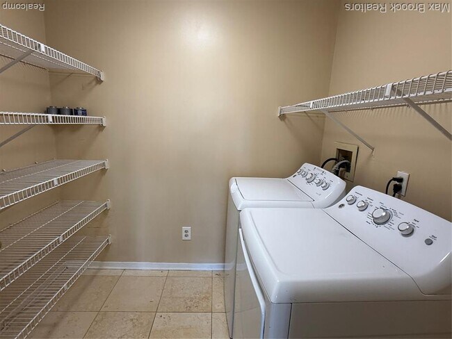 Building Photo - 6670 Maple Lakes Dr