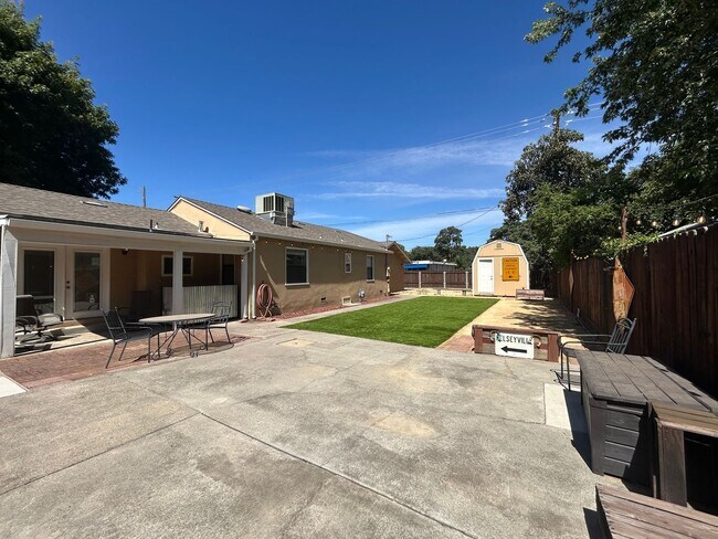 Building Photo - 2 bed, 1 bath, Bonus Room with Built-in Bar