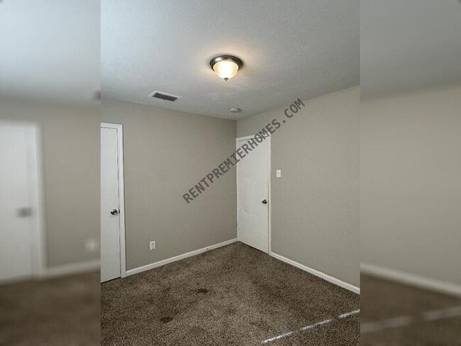 Building Photo - 4 Park Dr