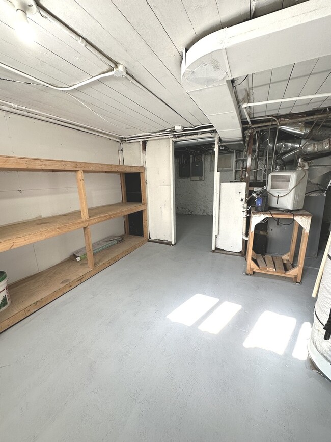 Building Photo - 408 S Gardiner Ave