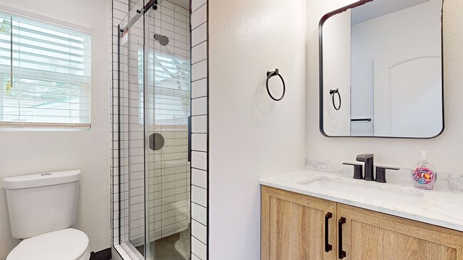 Building Photo - Beautiful 2 Bedroom 1.5 Bathroom Home! Sho...