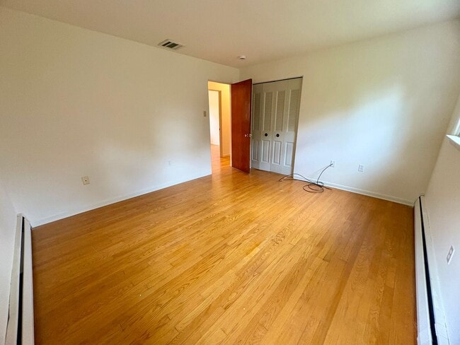 Building Photo - 3 Bedroom 1.5 Bathroom in Harrisburg -Cent...