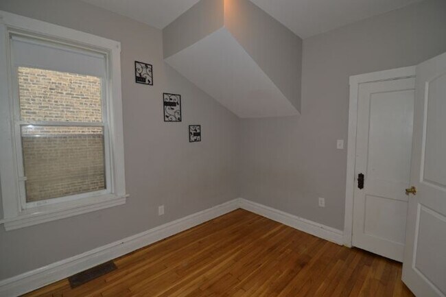 Building Photo - 4713 N Albany Ave