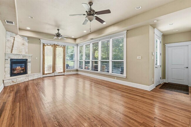 Building Photo - 1305 Cometa St