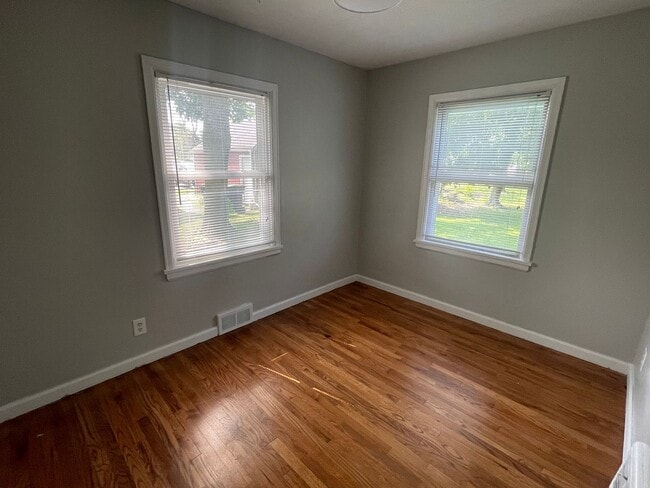 Building Photo - 3 bedroom 2 bath home