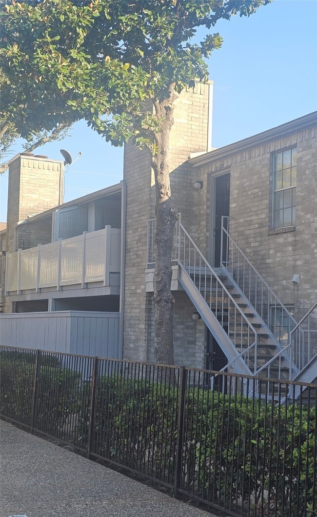 Building Photo - 10689 Braes Bend Dr