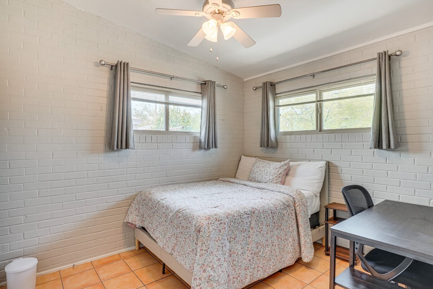 Building Photo - 858 E Alturas St