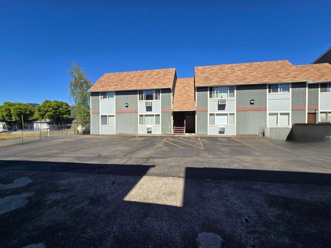 Building Photo - 2469 NE Kerr St