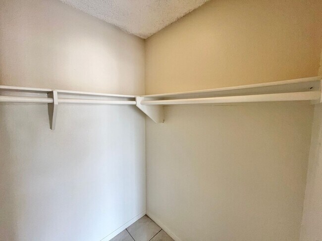 Building Photo - Upstairs 2BD/2BTH with Central A/C, Privat...
