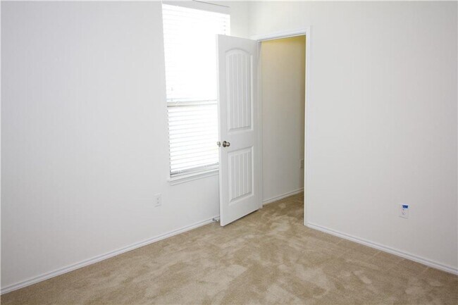 Building Photo - Beautiful one story brick home!