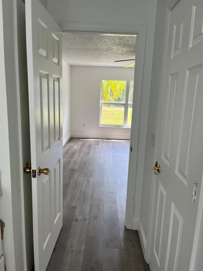 Building Photo - 725 Hawk Ln