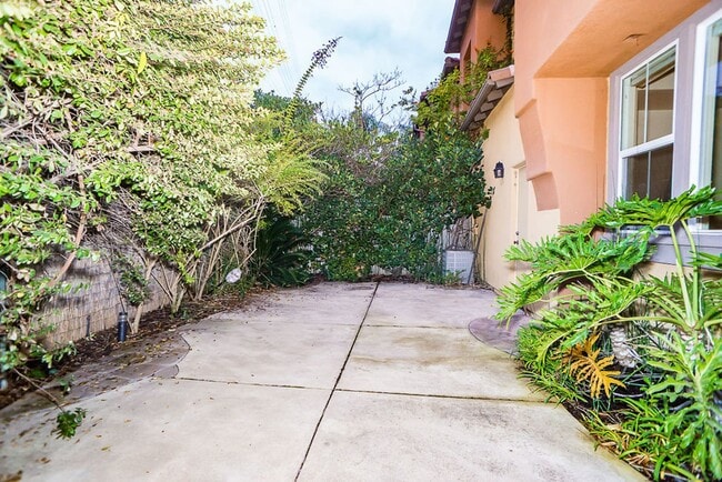 Building Photo - Beautiful townhome in Mission Valley!  Ava...