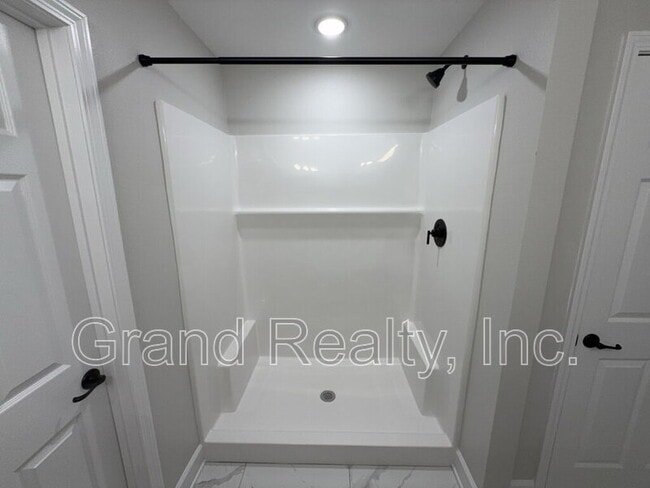 Building Photo - 7228 Par Ln