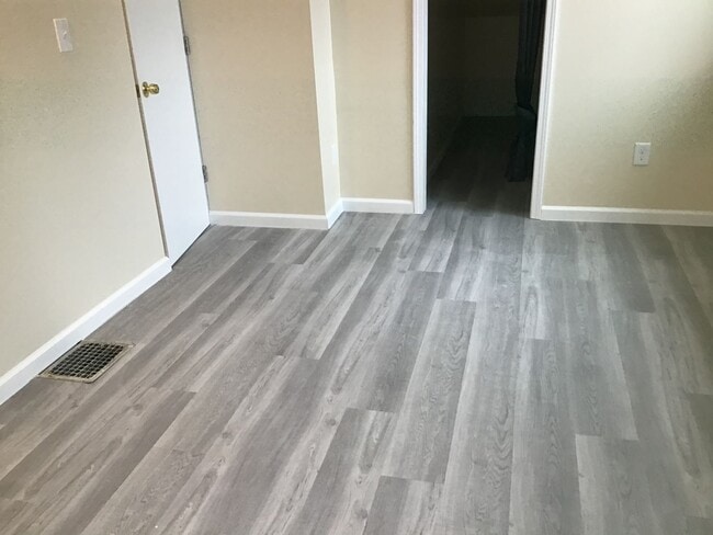Building Photo - 4 Bedroom Single Family Home