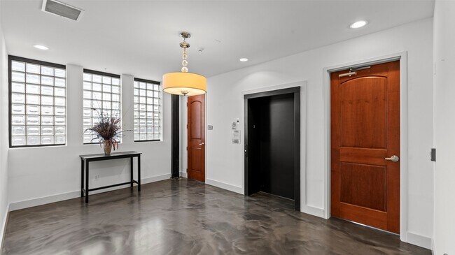 Building Photo - 2323 Polk St