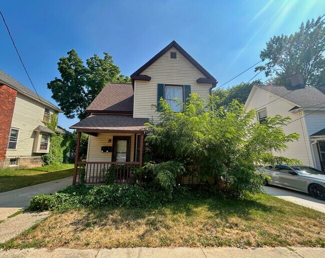 Primary Photo - 1040 Fairmount St SE
