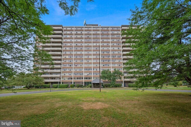 Primary Photo - 302 Barclay Towers