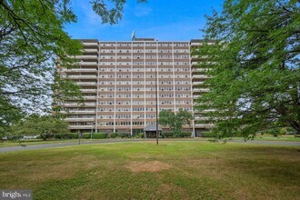 Building Photo - 302 Barclay Towers
