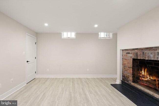 Building Photo - 214 S Henry St