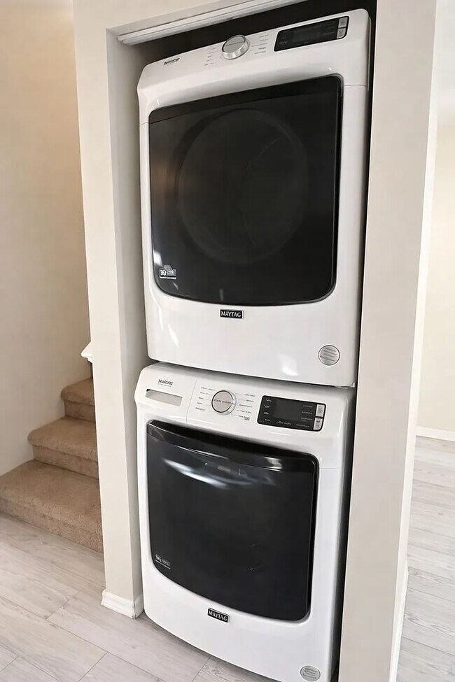 Building Photo - 420 SE 18th Ct