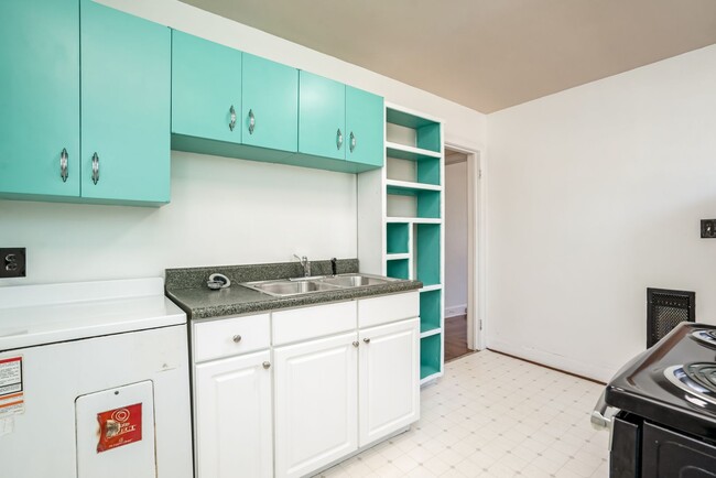 Building Photo - 2218 Castleman Dr