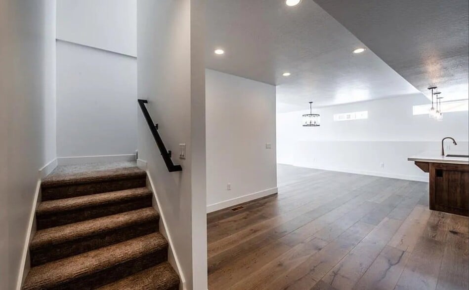 Building Photo - 570 Aspen Dr