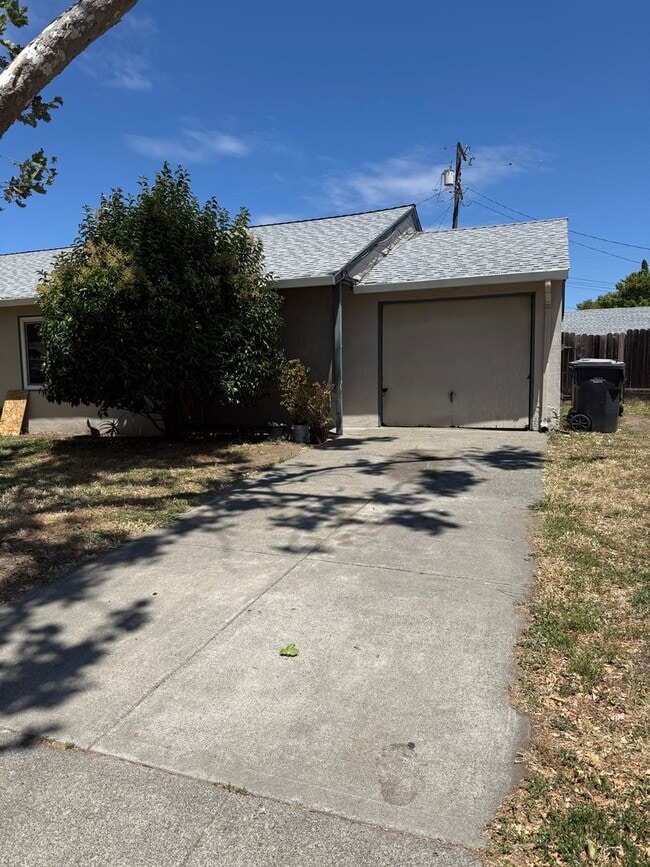 Building Photo - updated 2 bedroom duplex
