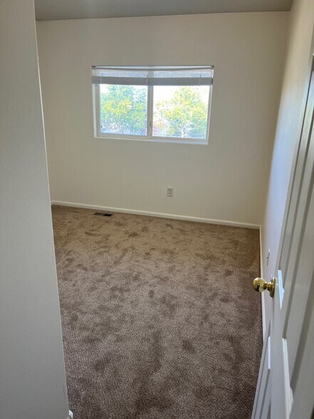 1st bedroom - 2621 Rigden Pky