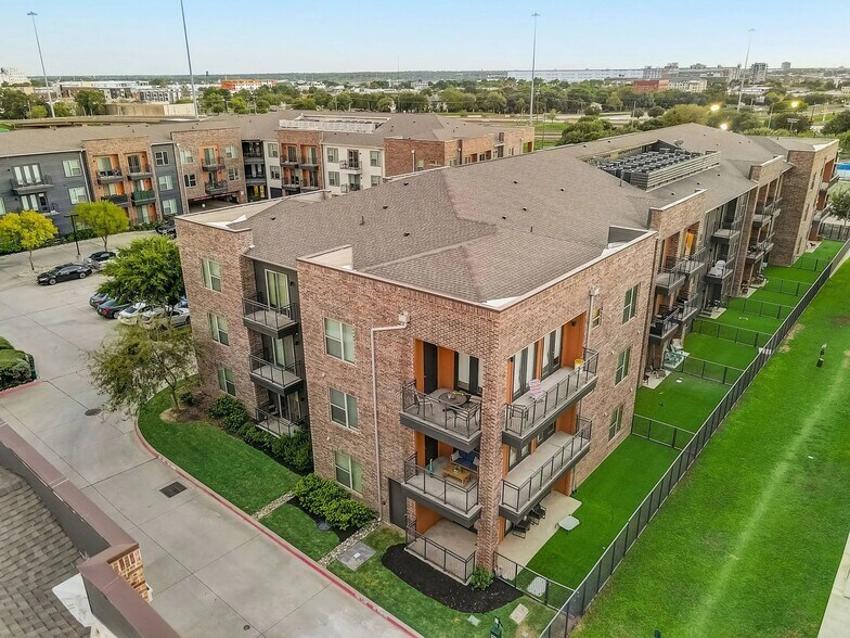 Building Photo - 835 S Good Latimer Expy