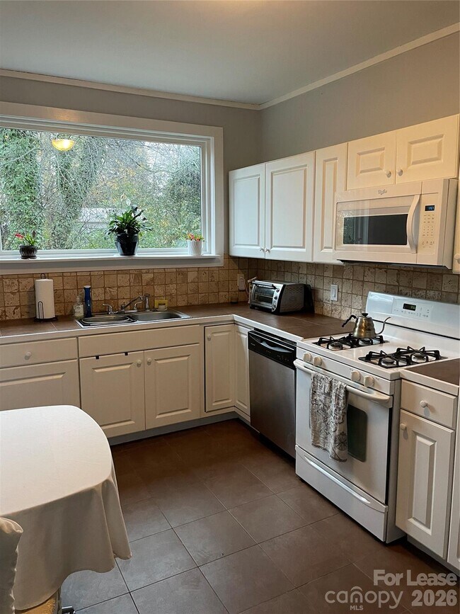 Building Photo - 409 N Main St