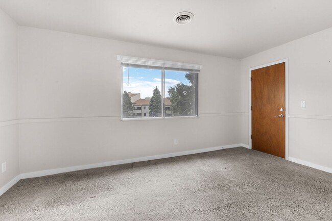 Building Photo - 6550 Delmonico Dr