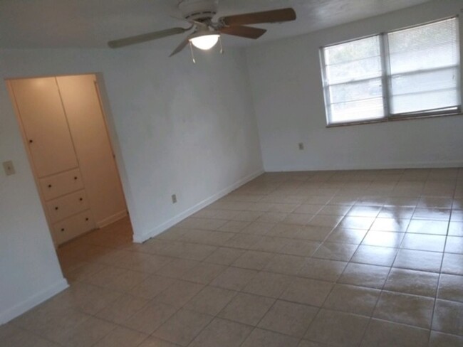 Building Photo - 2/1 Private home in the heart of Eustis!