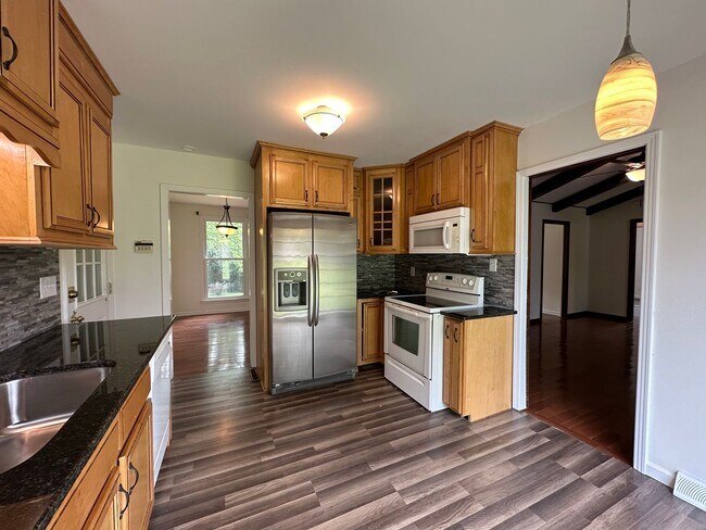 Building Photo - Beautiful Pet Friendly 3 bedroom home for ...