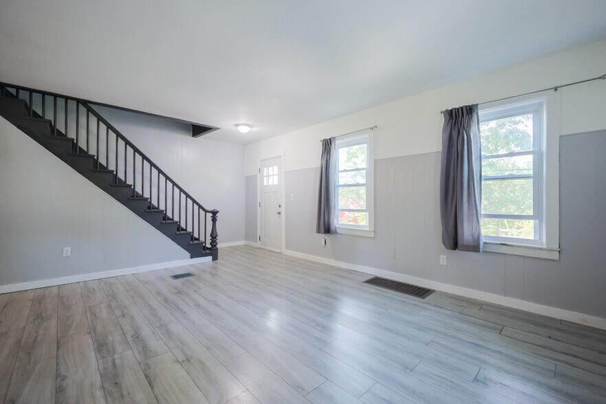 Building Photo - 85 West Main Street