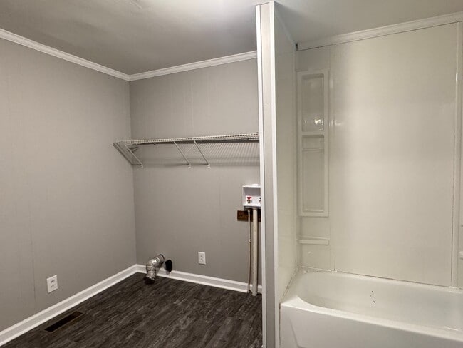 Building Photo - Excellent location! Just Remodeled 2 Bed/1...