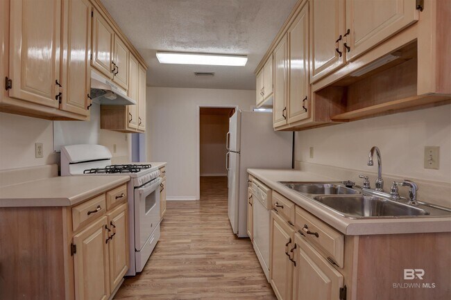 Building Photo - 12 Lancers Ln