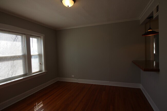 Building Photo - 2 Bed / 1 Bath Beautiful Rehabbed Apartment in Hermosa near Fullerton Bus, Restaurants & Shopping...