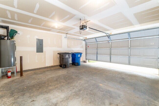 Building Photo - Spacious house with large office and 3 bedrooms in pool community. Available after July 10!