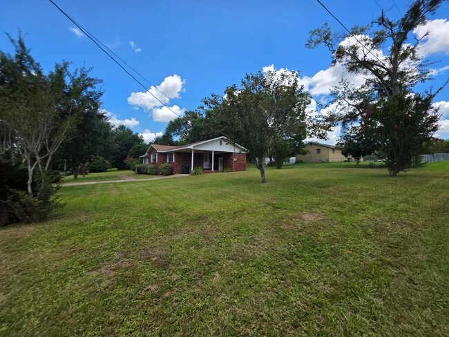Building Photo - 4BR/2BA lake view home with covered back p...