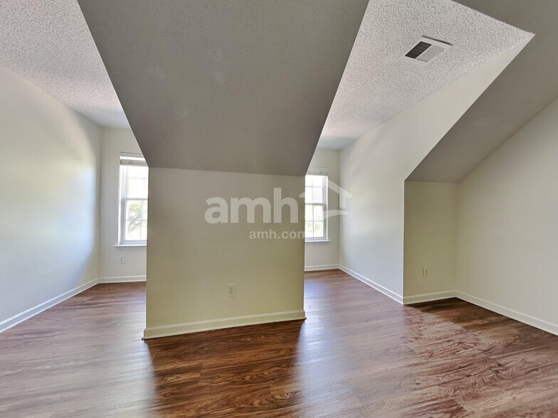 Building Photo - 500 Pawley Dr