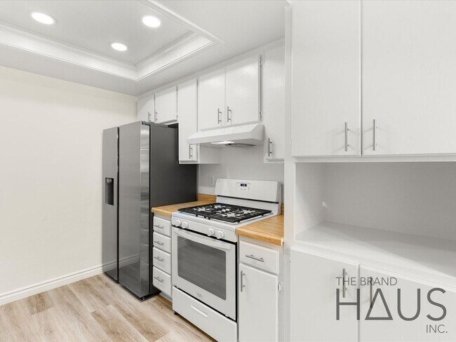 Building Photo - 2.5 Bed + 1.5 Bath + 2 Car Garage + Centra...