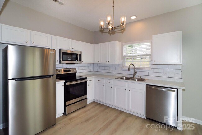 Building Photo - 915 Harbour View Cove NE
