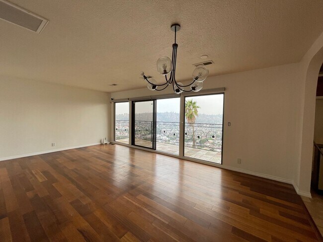 Building Photo - Gorgeous 5 Bed House - Amazing View!